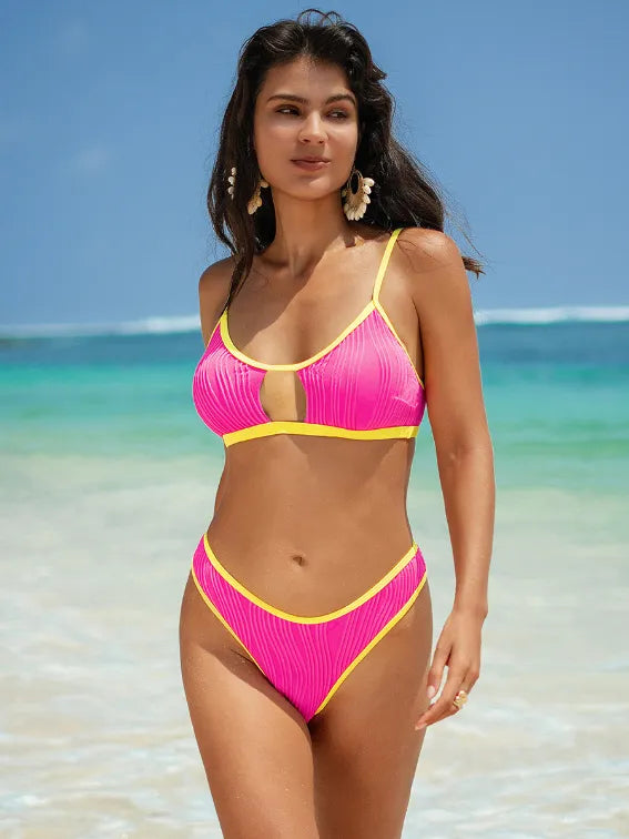 Haut de bikini texturé découpé