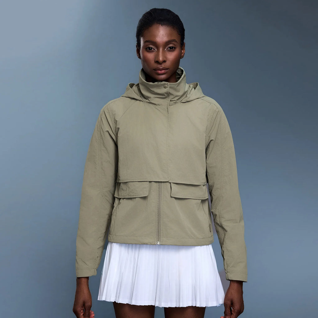 Veste coupe-vent d'extérieur pour femme avec capuche rétractable.