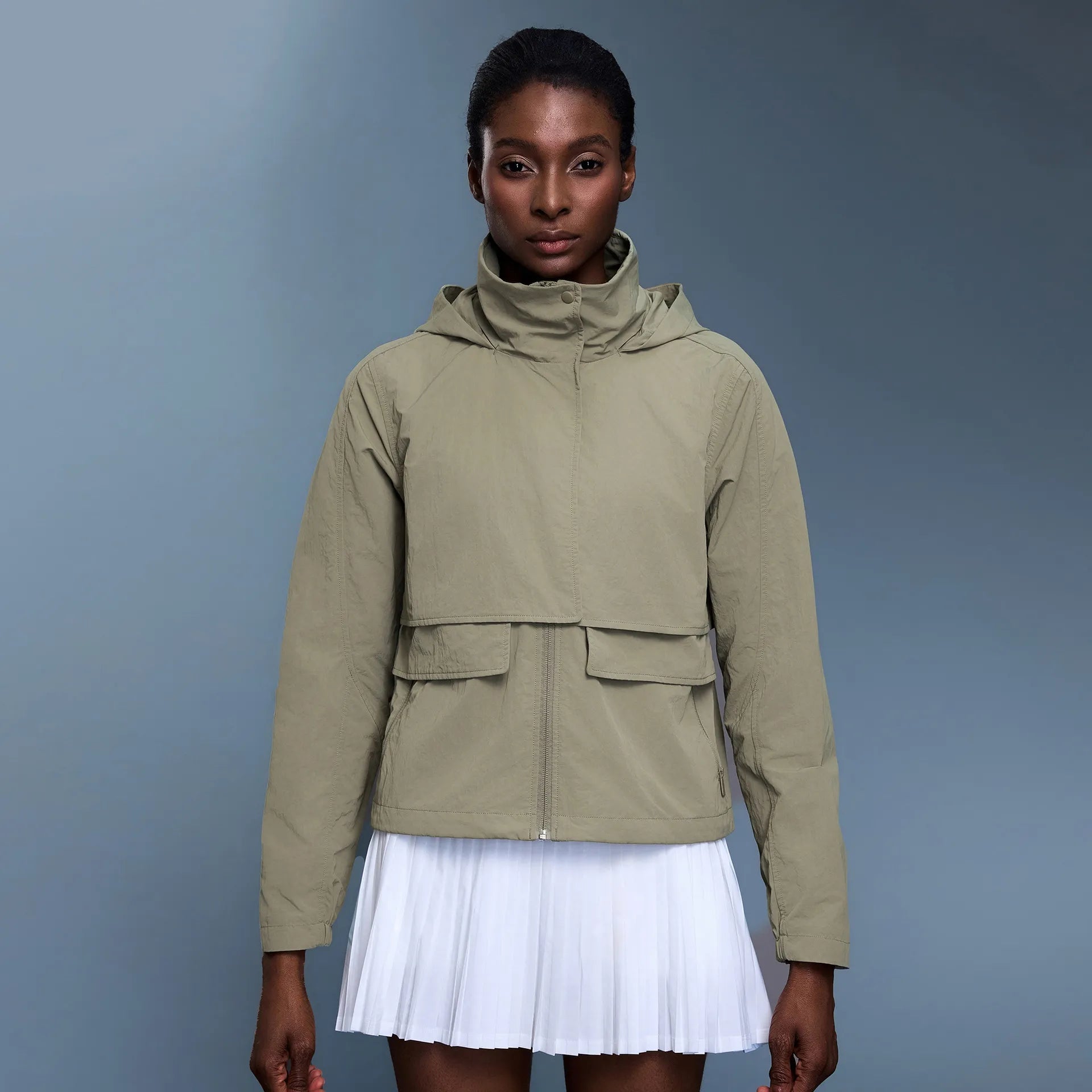 Veste coupe-vent d'extérieur pour femme avec capuche rétractable.