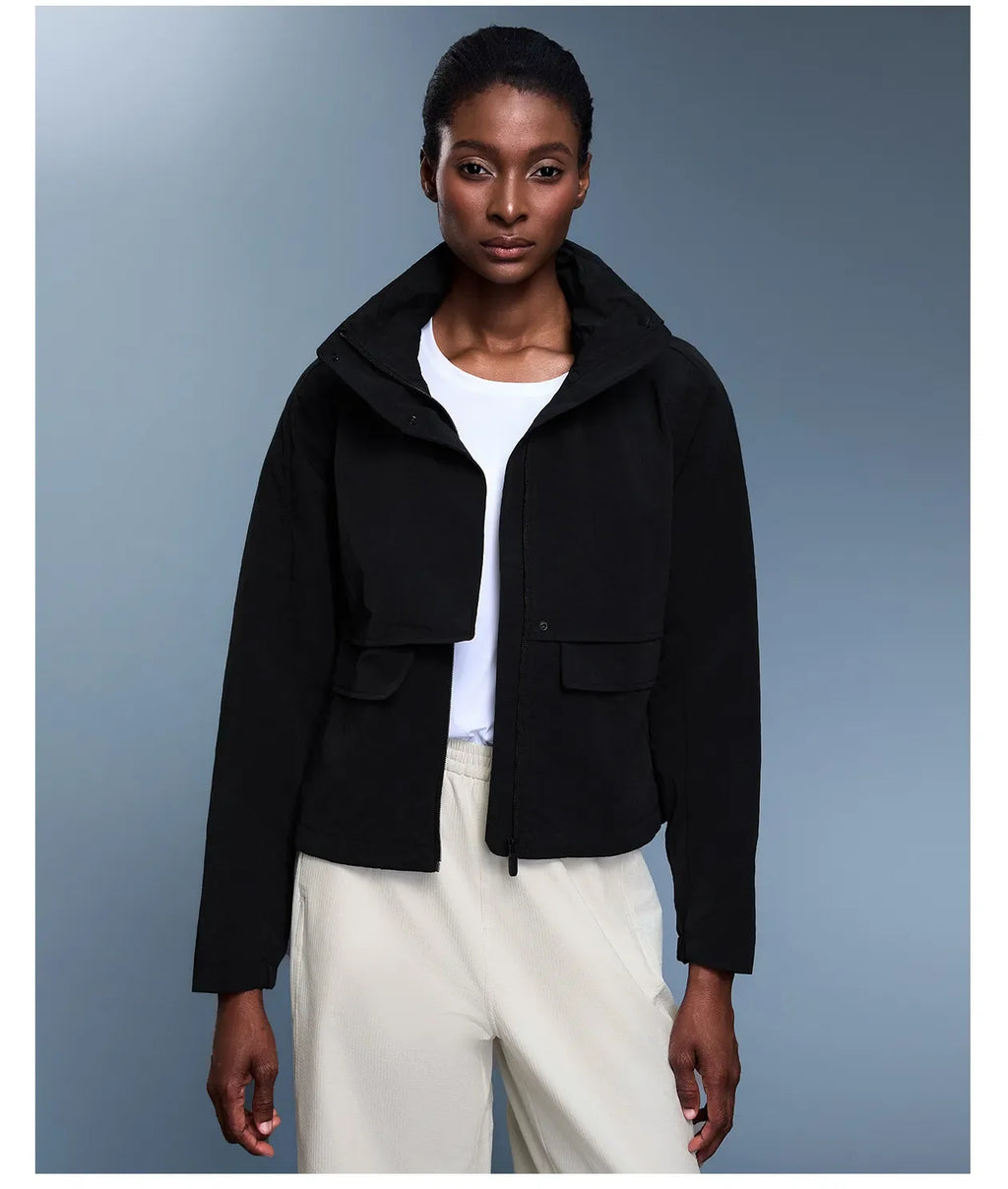 Veste coupe-vent d'extérieur pour femme avec capuche rétractable.