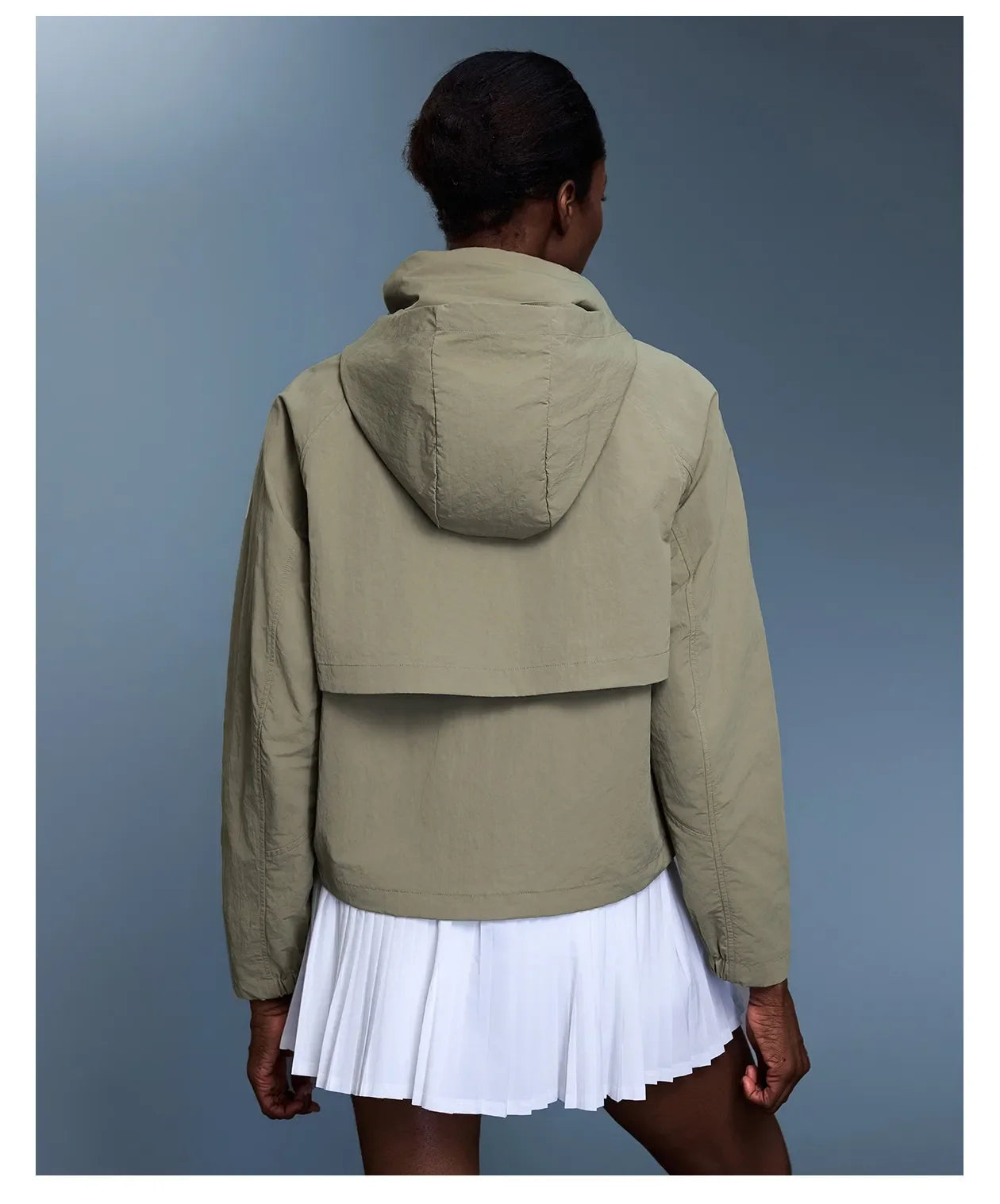 Veste coupe-vent d'extérieur pour femme avec capuche rétractable.